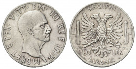 REGNO D’ALBANIA
Vittorio Emanuele III, 1939-1943.
10 Lek 1939 a. XVII Roma.
Ag
Dr. Testa del sovrano rivolta a d.
Rv. Aquila araldica bicipite in...