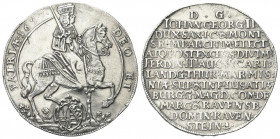 GERMANIA
Johann Georg II (1656-1680)
Thaler 1657, zecca di Dresda.
Ag gr. 28,64 mm. 44,5
Dr. DEO ET - PATRIÆ. Il duca a cavallo verso d., con spad...