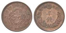 GIAPPONE
Mutsuhito (Meiji), 1867-1912.
1/2 Sen 1873 a. 6.
Æ gr. 3,58
Dr. Dragone circolare, attorno legenda.
Rv. Valore al centro attorniato da u...