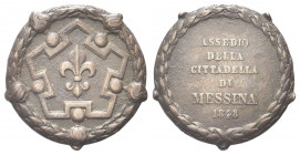 MESSINA
Ferdinando II di Borbone, 1830-1859.
Medaglia 1848.
Æ gr. 16,42 mm. 38,8
Dr. La pianta della Fortezza di Messina fra i bastioni di cinque ...