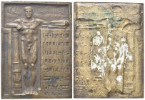 ROMA
Durante Vittorio Emanuele III, 1900-1943.
Placchetta rettangolare 1916.
Æ gr. 235,78 mm. 14,7x77,4
Dr. Gigante stante poggia un braccio su un...