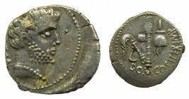 Osca (Huesca). Domitius Calvinus (39 aC). Denario. Cabeza barbada e instrumentos sacerdotales (ACIP 1427; RPC 532/1). Anverso descentrado. Hojita salt...
