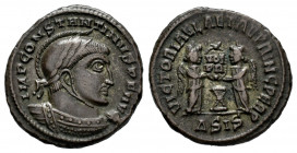 Constantinus I. Follis. 319 d.C. Siscia. (Ric-54). Anv.: IMP CONSTANTINVS P F AVG, laureate, helmeted and cuirassed bust right. Rev.: VICTORIAE LAETAE...