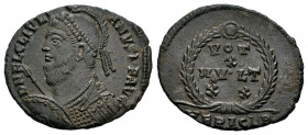 Julian II Apostata. Follis. 361-363 d.C. Heraclea. (Ric-106). (LRBC-1909). Anv.: D N FL CL IVLIANVS P F AVG, pearl-diademed, helmeted and cuirassed bu...