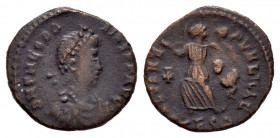 Theodosius I. AE 13. 379-395 d.C. Thessalonica. (Ric-65b). Anv.: DN THEODOSIVS PF AVG. Diademed, draped and cuirassed bust right. Rev.: SALVS REI PVBL...