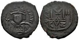 Mauricius Tiberius. Follis. 582-602 d.C. Cyzicus. (Sear-518). Anv.: D N MA (VRC TIbER) P AVG. Crowned bust, with cuirass, bearing cruciferous globe an...