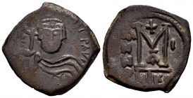 Heraclius. Follis. 610-641 d.C. Nicomedia. (Doc-155b). (Mib-174). (Sear-833). Anv.: (D N hЄRACLI)VS PP AVG. Helmeted, draped and cuirassed bust facing...