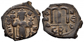 Constans II. Follis. Año 6 = 646/7 d.C. Constantinople. (Sear-1005). Anv.: EN T૪TO NIKA; Constans II standing facing, wearing crown surmounted by cros...