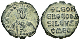 Leo VI. Follis. 886-912 d.C. Constantinople. (Doc-8). (Sear-1729). Anv.: + LEON bASILEVS ROM, crowned facing bust, holding akakia. Rev.: + LEOn/En ΘΕΟ...
