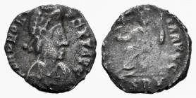 Pseudo-Imperial. In the name of Honorius. Siliqua. 415 d.C. Galia. Imitating Ravenna. (Ric-3703). Anv.: D N HONORIVS P F AVG, pearl-diademed, draped, ...