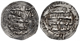 Independent Emirate. Abd Al-Rahman II. Dirham. 221 H. Al-Andalus. (Vives-160). Ag. 2,41 g. Floral ornament between the 2nd and 3rd line on the obverse...
