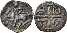 ARMENIE, Royaume, Levon Ier (1199-1226), AE bronze, Sis. Au type d''Antioche. D/ Cavalier casqué, ten. une bannière, galopant à g. R/ Croix pattée can...