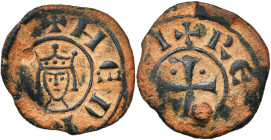 ROYAUME DE CHYPRE, Henri Ier (1218-1253), cuivre au buste couronné. D/ + HENRICVS B. couronné de f. Trois points sur la couronne. R/ + REX CYPRI Croix...