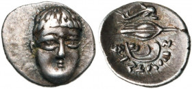 CAMPANIE, PHISTELIA, AR obole, vers 325-275 av. J.-C. D/ T. masc. de f. R/ Coquille, grain de blé et dauphin. Ethnique en osque. SNG ANS 567-578; SNG ...