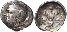SICILE, CATANE, AR litre, 450-425 av. J.-C. D/ T. de Silène à g. R/ KATAN-AIΩN Foudre ailé. A g. et à d., un bouclier. SNG ANS 1265; SNG Lloyd 912. 0,...