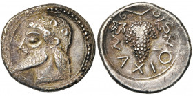SICILE, NAXOS, AR drachme, 530-490 av. J.-C. D/ T. de Dionysos à d., barbu, couronné de lierre, la ligne du cou bordée par une rangée de points entre ...