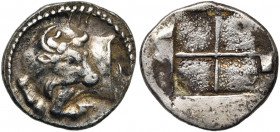 MACEDOINE, AKANTHOS, AR tétrobole, 430-380 av. J.-C. D/ Protome de taureau à g., t. à d. Au-dessus, III. R/ Carré creux quadriparti parsemé de grèneti...