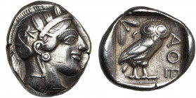 ATTIQUE, ATHENES, AR tétradrachme, vers 420 av. J.-C. D/ T. casquée d''Athéna à d., le casque orné d''un fleuron et de feuilles d''olivier. R/ AΘE Cho...
