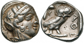 ATTIQUE, ATHENES, AR tétradrachme, vers 450-400 av. J.-C. D/ T. casquée d''Athéna à d., le casque orné d''un fleuron et de feuilles d''olivier. R/ AΘE...