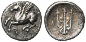 CORINTHE, AR obole, 4e s. av. J.-C. D/ Pégase volant à g. En dessous, . R/ Trident. A g., I. SNG Cop. 53-54. 0,43g Patine foncée.
Très Beau à Superb...