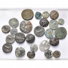 lot de 24 bronzes, dont: Royaume séleucide, Séleucos Ier Nicator, T. d''Apollon/Athéna brandissant la lance; Antiochos III, T. d''Apollon/Niké (2); An...