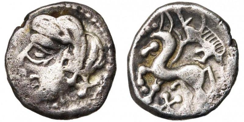 GAULE CELTIQUE, Bituriges Cubi, AR quinaire. D/ T. à g., les cheveux disposés en...