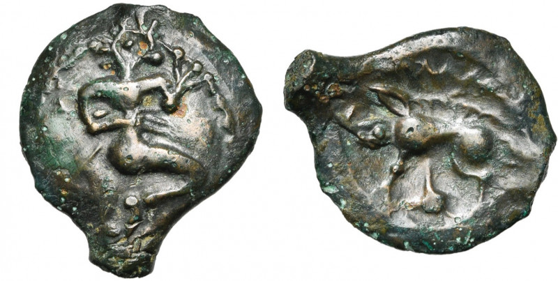 GAULE BELGIQUE, Bellovaci, AE bronze. D/ Personnage accroupi à d., le bras g. le...
