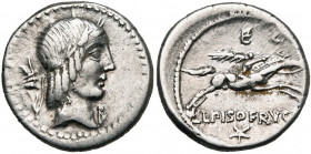 L. Piso Frugi, AR denier, 90 av. J.-C., Rome. D/ T. l. d''Apollon à d. Derrière, charrue. Sous le menton, B. R/ Cavalier galopant à d., ten. une palme...
