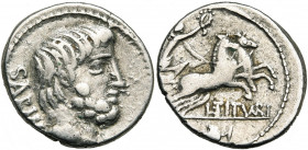 L. Titurius Sabinus, AR denier, 89 av. J.-C., Rome. D/ T. du roi Tatius barbu à d. Derrière, SABIN. R/ Victoire conduisant un bige au galop à d., cour...