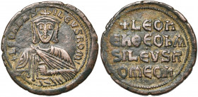 Léon VI le Sage (886-912), AE follis, Constantinople. 3e type. D/ B. cour. de f., vêtu de la chlamyde, ten. l''akakia. R/ Légende en quatre lignes. Se...