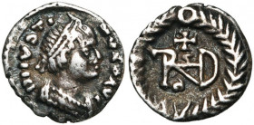 OSTROGOTHS, Théodoric l''Amale (493-526), AR quart de silique, Rome. Au nom de Justin Ier (518-527). D/ T. diad. à d. R/ Dans une couronne, le monogra...