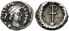 ROYAUME LOMBARD, AR quart de silique, après 568. Au nom de Justinien Ier (527-565). D/ B. diad. et cuir. à d. Légende dégénérée. R/  dans une couronn...