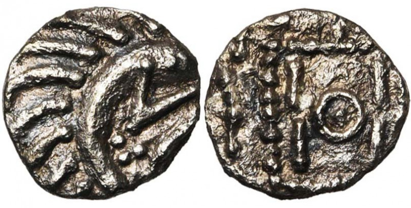 FRISE, AR sceat, vers 695-740. Série E. Type G. D/ T. dégénérée à d., contenant ...