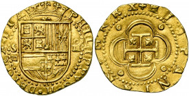 ESPAGNE, Philippe II (1555-1598), AV 4 escudos, s.d., Séville. D/ Ecu couronné. R/ Croix potencée dans un quadrilobe cantonné de quatre annelets. Cal....