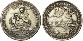 ALLEMAGNE, AR médaille, 1626, Dadler (?). D/ La Charité romaine: une jeune femme allaitant son père enchaîné et condamné à mourir de faim. R/ Trois ci...