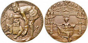 ALLEMAGNE, AE médailles satirique, 1914, K. Goetz. Débarquement des troupes indiennes à Marseille. D/ Un soldat écossais poussant un éléphant de guerr...