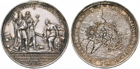 PAYS-BAS MERIDIONAUX, AR médaille, 1708, M. Brunner. Prise de Lille par les Alliés. D/ Eugène de Savoie et Marlborough deb. à d., ten. chacun un lis e...