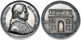 ITALIE, ETATS PONTIFICAUX, AR médaille, 1859, an 14, Girometti. Construction de la nouvelle Porta San Pancrazio. D/ B. à d., coiffé de la calotte et v...