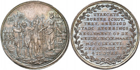 PAYS-BAS SEPTENTRIONAUX, AR médaille, 1786. Garde civique d''Utrecht. D/ Un officier, un sous-officier et un citoyen d''Utrecht prêtant serment devant...