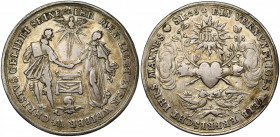 POLOGNE, AR médaille, s.d. (vers 1630), Dadler (Danzig). Médaille de mariage. D/ Les époux se donnant la main au-dessus d''un autel, sous l''Esprit Sa...