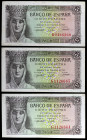 1943. 5 pesetas. (Ed. D47a) (Ed. 446a). 13 de febrero, Isabel la Católica. 3 billetes, series D y G (pareja correlativa). Esquinas rozadas. EBC/EBC+.