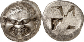 MAKEDONIEN. 
NEAPOLIS (Kavala). 
Stater (530/450 v.Chr.) 9,68g. Gorgonenhaupt mit gefletschten Zähnen und heraushängender Zunge v. vorn / Quadratum ...