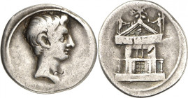 IMPERATORISCHE PRÄGUNGEN. 
"CAESAR" (der spätere Augustus) 44-27 v. Chr.(-14). Denar (32/29 v.Chr.) 3,55g, Brindisi/Rom. Kopf n.r. / Ansicht der Curi...