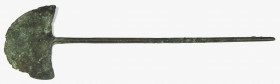 OBJEKTE AUS BRONZE. 
WERKZEUG. 
WERKZEUG. Große Bronzenadel mit flacher halbrunder Kopfscheibe, etruskisch 8. Jh. v. Chr. L.27cm. erworben aus deuts...