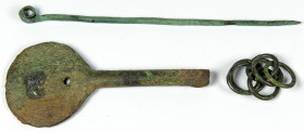 OBJEKTE AUS BRONZE. 
WERKZEUG. 
WERKZEUG. Bronzenadelfragment mit flacher runden Kopfscheibe, etruskisch 8. Jh. v. Chr. L.9,8cm, sowie Nadel mit gew...