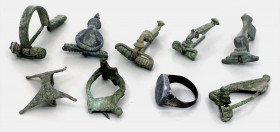 OBJEKTE AUS BRONZE. 
SCHMUCK. 
FIBELN. LOT: 8 kleine Bronze-Fibeln römische Zeit, 5 Spiralfibeln, 3 Scharnierfibeln, darunter Bogenfibeln, mit Nadel...