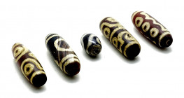 ANTIKE. 
PERLEN. 
PERLEN. 4 tibetische "dZi"-Perlen 3.-2. Jahrtausend v. Chr. aus alter Sammlung, röhrenförmige leicht bauchige Perlen L. je 30mm, s...