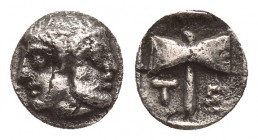 TROAS, Tenedos. (Circa 450-387 BC). AR Hemiobol.
Obv: Janiform female and male heads,.
Rev: T-E, double axe.
SNG Arikanturk 803ff.
Condition: VF....