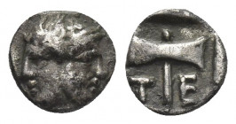 TROAS, Tenedos. (Circa 450-387 BC). AR Hemiobol.
Obv: Janiform female and male heads,.
Rev: T-E, double axe.
SNG Arikanturk 803ff.
Condition: VF....