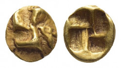 IONIA, Uncertain. (Circa 625-600 BC). EL, 1/24 Stater.
Obv: Raised clockwise swastika pattern.
Rev: Quadripartite incuse square.
Weidauer -; Traité...